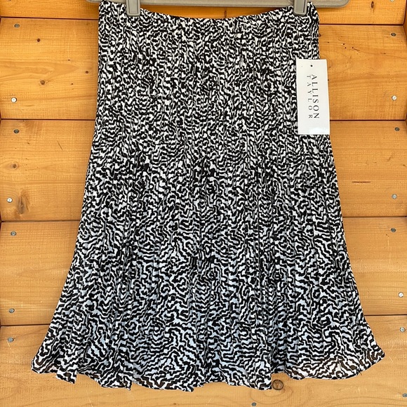 Allison Taylor Dresses & Skirts - NEW Allison Taylor Black & White lined flirty skirt. Size Medium.